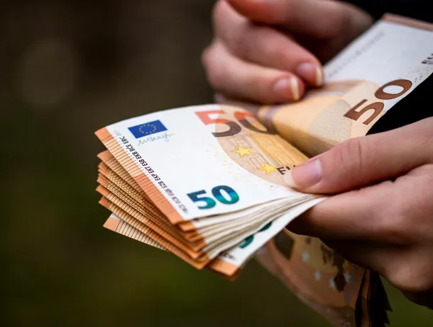 Operator de jocuri de noroc online din România, amendat cu 35.000 de euro pentru SMS-uri comerciale trimise fără consimțământ