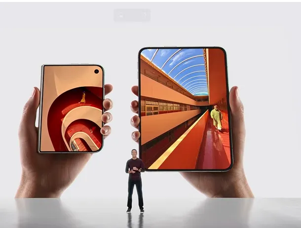 Ecranul telefonului pliabil Apple iPhone Duo pare destul de întunecat în lumină puternică