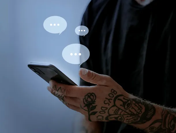 Avertisment ANCOM privind fraudele prin SMS și e-mail: Cum să evitați capcanele livrărilor false și coletelor cu ramburs