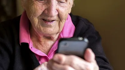 O femeie de 95 de ani care a câştigat la loterie a anunţat prima achiziţie pe care o va face: un smartphone