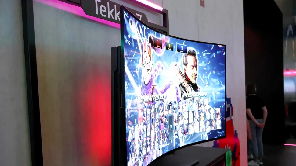 LG OLED Flex, primul televizor cu ecran pliabil care devine plat la o apăsare de buton va putea fi cumpărat