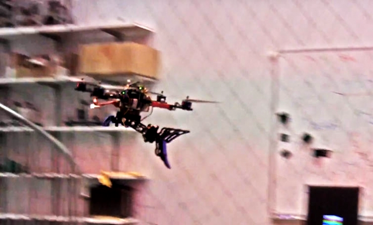 Cercetătorii au creat drona prădătoare, care prinde obiecte zburând cu viteză