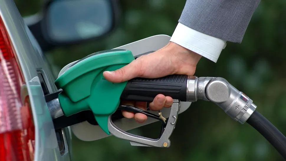 Asistenții virtuali pot acum plăti pentru benzina de la pompă. VIDEO