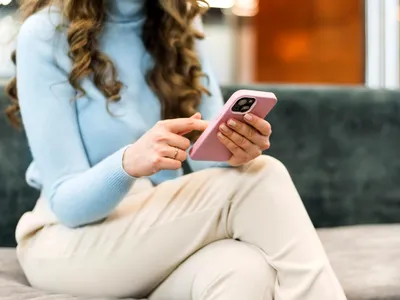 Studiu: Telefoanele au devenit o sursă de stres. 1 din 3 români ratează momentele importante din cauza telefonului