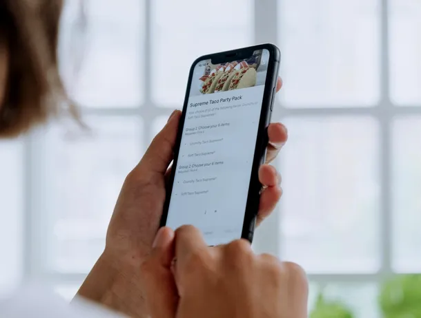 Un tânăr din București a înrolat cardul străbunicului pe telefon și a comandat mâncare de 14.000 lei. Este acuzat de acces ilegal la un sistem informatic