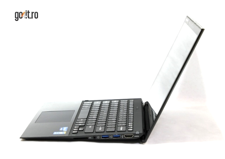 Sony VAIO 13 Pro - laptopul este susţinut de baza ecranului