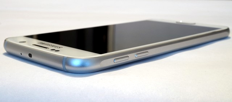 Samsung Galaxy S6: butoane mici dar uşor de găsit