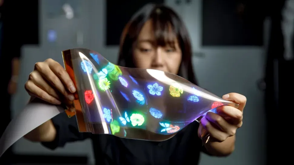 LG demonstrează primul ecran OLED elastic, care se poate întinde atunci când depliezi telefonul