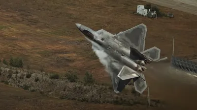 VIDEO: F-22 așa cum nu l-am mai văzut. Manevre spectaculoase făcute de cel mai scump avion de vânătoare