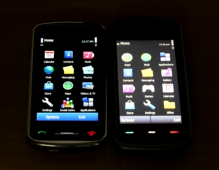 Nokia C6-01 alături de 5230