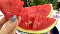 După ce dată nu mai sunt buni pepenii verzi. Care sunt cele 3 semne că pepenele este „trecut”