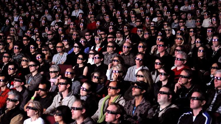 Spectatori la vizionarea unui film 3D - istoria se repetă