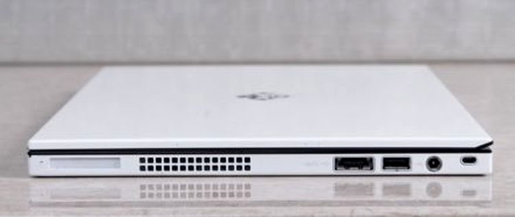 Voodoo Envy 133 are două porturi USB