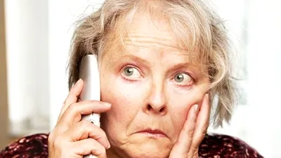 Cum dezveţi soacra de obiceiul prost de a-şi băga nasul în telefonul soţiei tale