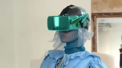 Telefoane, tablete şi căşti VR folosite într-o prezentare de modă bizară