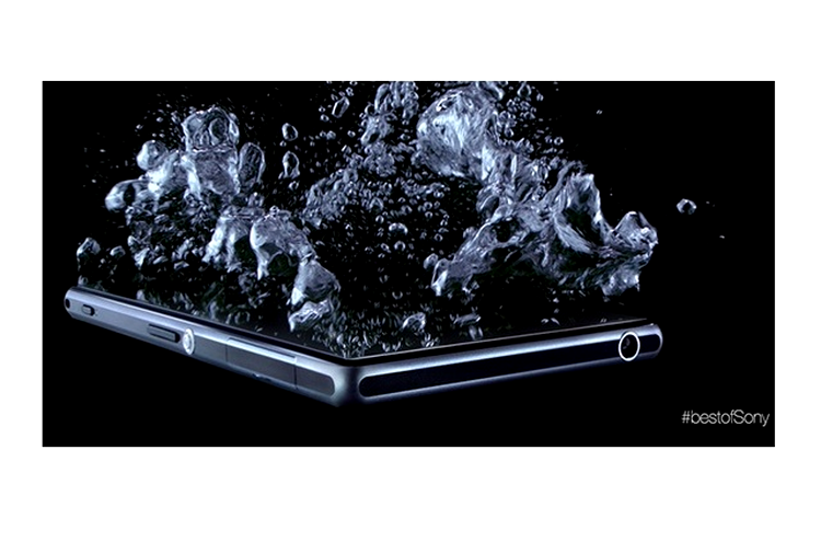 Sony Xperia Z1 scufundat în apă - imagine oficială