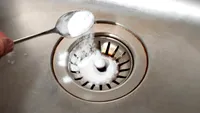 Ce se întâmplă în interiorul țevilor când torni bicarbonat și oțet în scurgere. Nu aplica soluția dacă ai folosit deja acest produs. Combinația poate deveni periculoasă