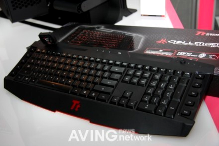 Thermaltake Challenger Pro - tastatura pentru jocuri, iluminată
