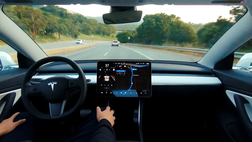 Tesla retrage o funcție de condus autonom de pe 54.000 de mașini pentru „risc de accident”