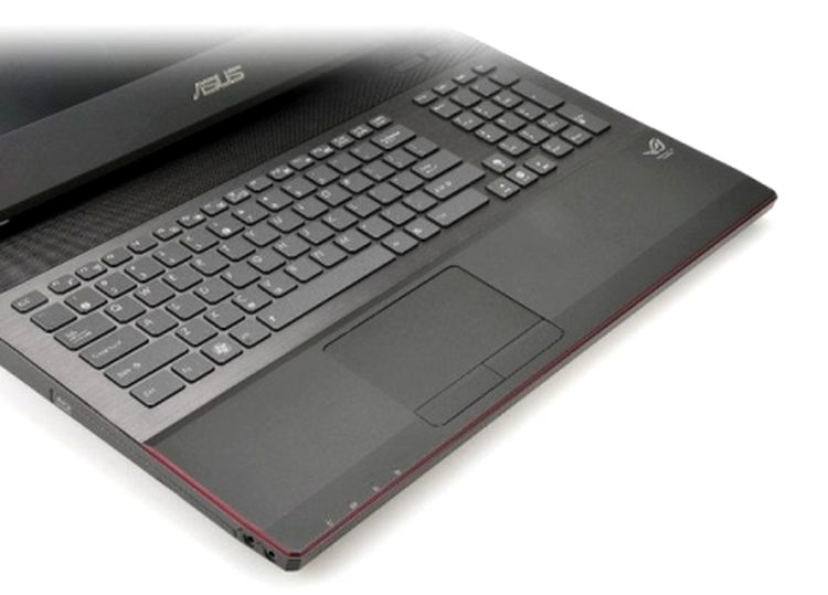 Asus G74 - tastatura are butoanele mai mari şi este mai aerisită