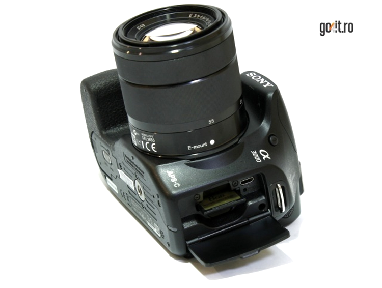 Sony Alpha A3000 - locaşul pentru card şi conector