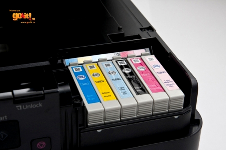 Cele şase cartuşe de culoare nu sunt ataşate capului de printare