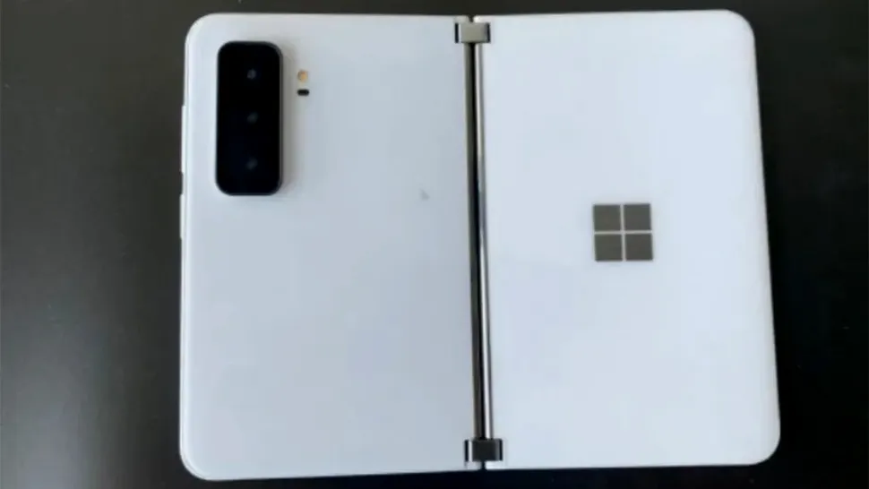 Microsoft pregătește un telefon cu Android, nu cu Windows 11: Surface Duo 2