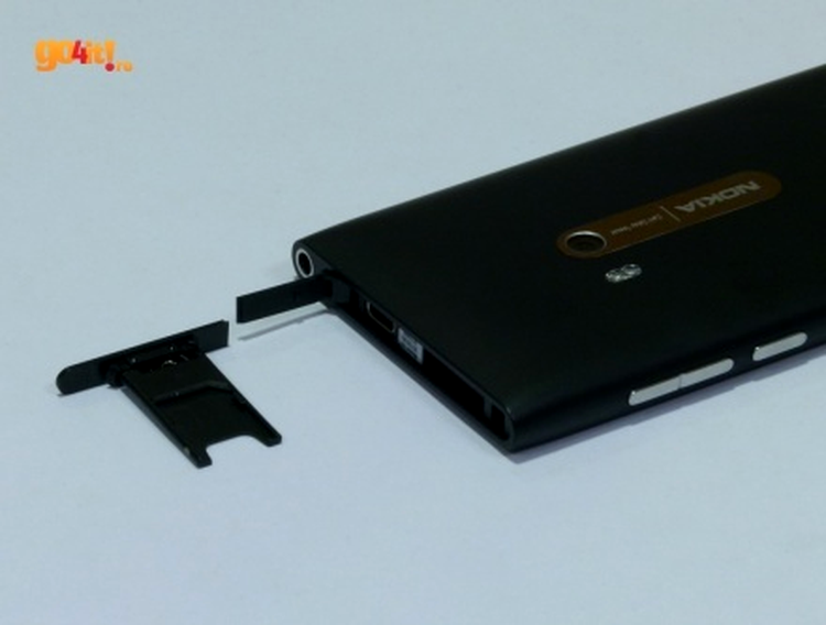 Nokia N9 şi slotul pentru microSIM