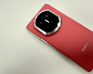 Noul HUAWEI Mate X7 intră pe piața din România. Ce aduce pliabilul care vrea să depășească Fold7