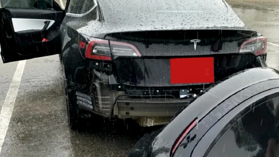 VIDEO: Iată ce a pățit un automobil Tesla Model 3 care a trecut printr-o baltă