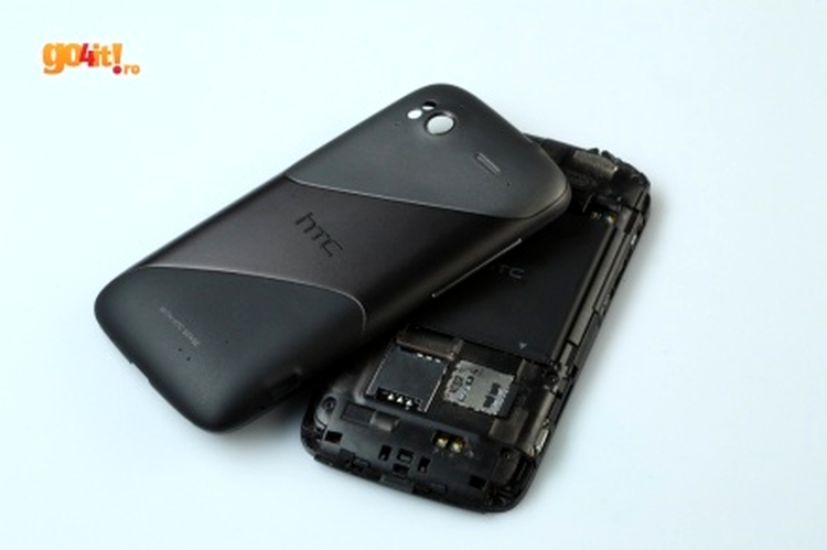 HTC Sensation - capacul are antenele integrate