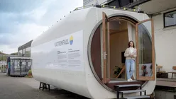 De la case minuscule la schiuri: o companie suedeză găsește utilizări creative pentru turbinele eoliene scoase din uz