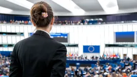 ANALIZĂ: Proiectul de lege „zombi” „Chat Control 1.0” a fost strecurat pe furiș prin Parlamentul European, permițând companiilor să scaneze datele utilizatorilor fără mandate