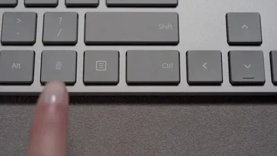 Microsoft lansează Modern Keyboard, prima sa tastatură cu senzor de amprentă