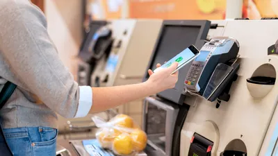 Revin casierii? Retailerii renunță la casele de marcat automate „self-checkout” după ani de furturi, erori și economii de timp iluzorii