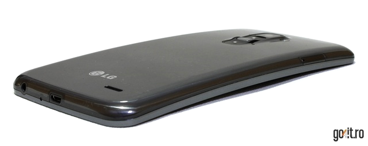 LG G Flex - conectorii audio şi MicroUSB din partea de jos a carcsei