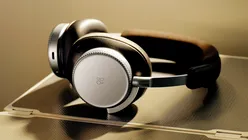 Bang & Olufsen lansează căștile vârf de gamă Beoplay H100. Cât vor costa în România