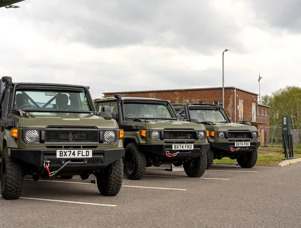 Marea Britanie renunță la legendarele sale Land Rover-uri militare după 70 de ani. Le-ar putea înlocui cu acest vehicul