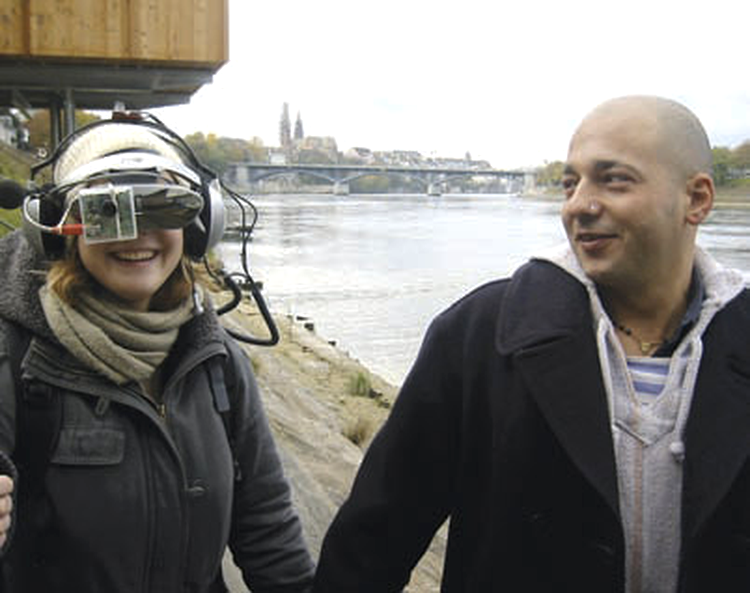 O vizitatoare augmentată cu sistemul lifeClipper. Da, cam aşa ai arăta şi tu în aceleaşi condiţii.