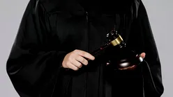 Inteligența artificială a inventat procese într-un caz de extrădare a doi condamnați către România: Avertismentul unui judecător britanic
