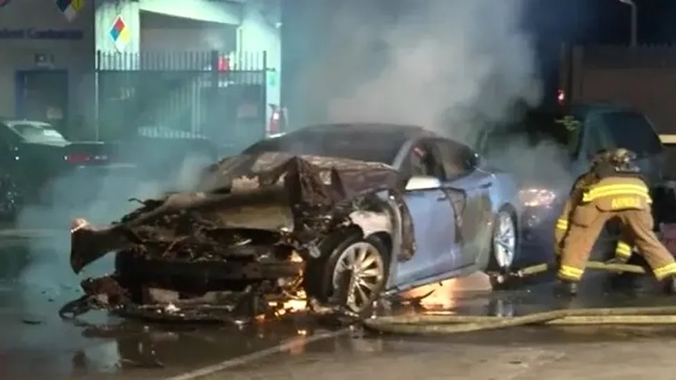 O maşină Tesla a luat foc de două ori în aceeaşi zi