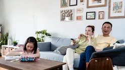 Ce au în comun copiii crescuți cu un televizor mereu pornit în fundal: zgomotul constant de fundal poate influența concentrarea, învățarea și comportamentul