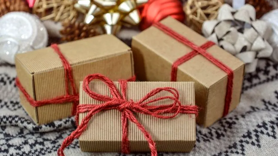 ANALIST: Românii ocupă locul secund la cheltuieli de Crăciun. Un sfert cumpără cadourile online