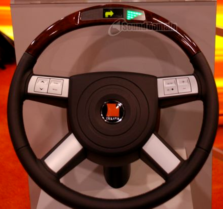 Volanul creat de Takata conecta la un GPS Navigon