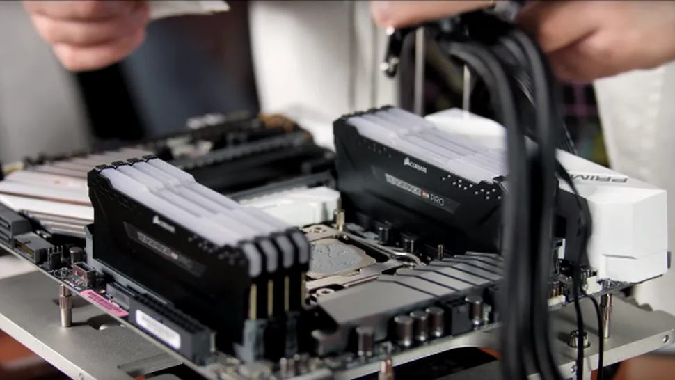 Cum arată PC-ul de 40.000 de lei construit de un tip din Timişoara. VIDEO