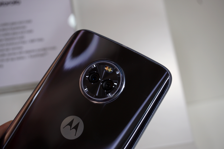 Moto X4