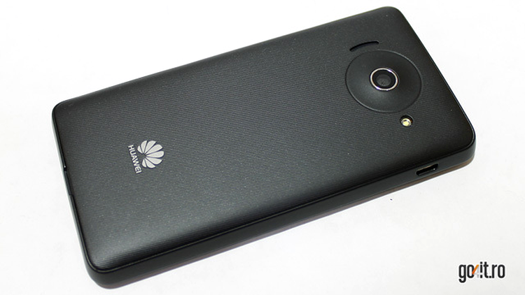 Huawei Ascend Y300 -  capacul detaşabil