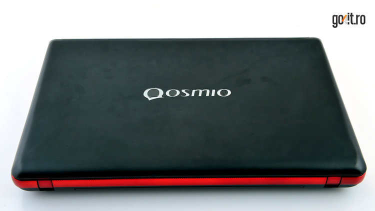 Toshiba Qosmio X870 - finisajul carcasei reţine ceva urme de amprente