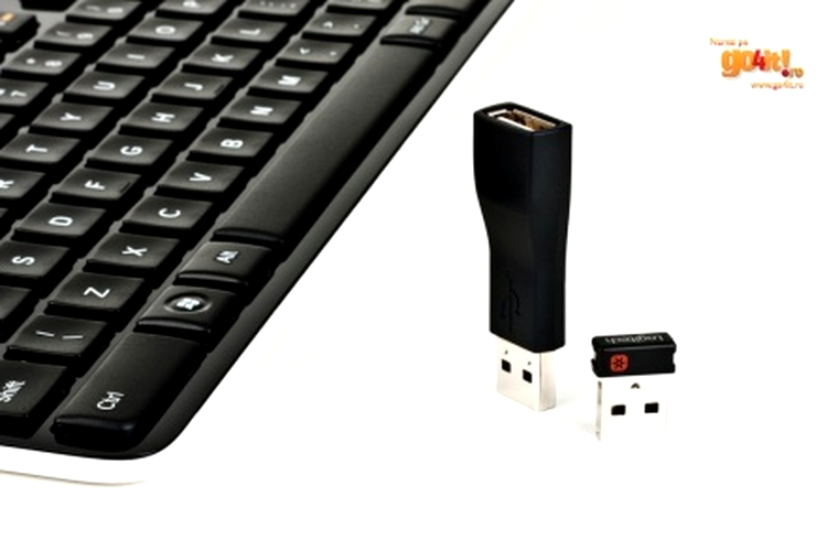Receiver-ul universal Unifying împreună cu un adaptor