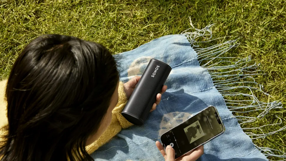 Sonos anunță Roam: boxa portabilă cu Wi-Fi, încărcare wireless, asistenți vocali și calitate audio de top